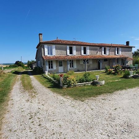 Grande Maison Avec Jardin, Animaux,Au Calme Yviers Esterno foto