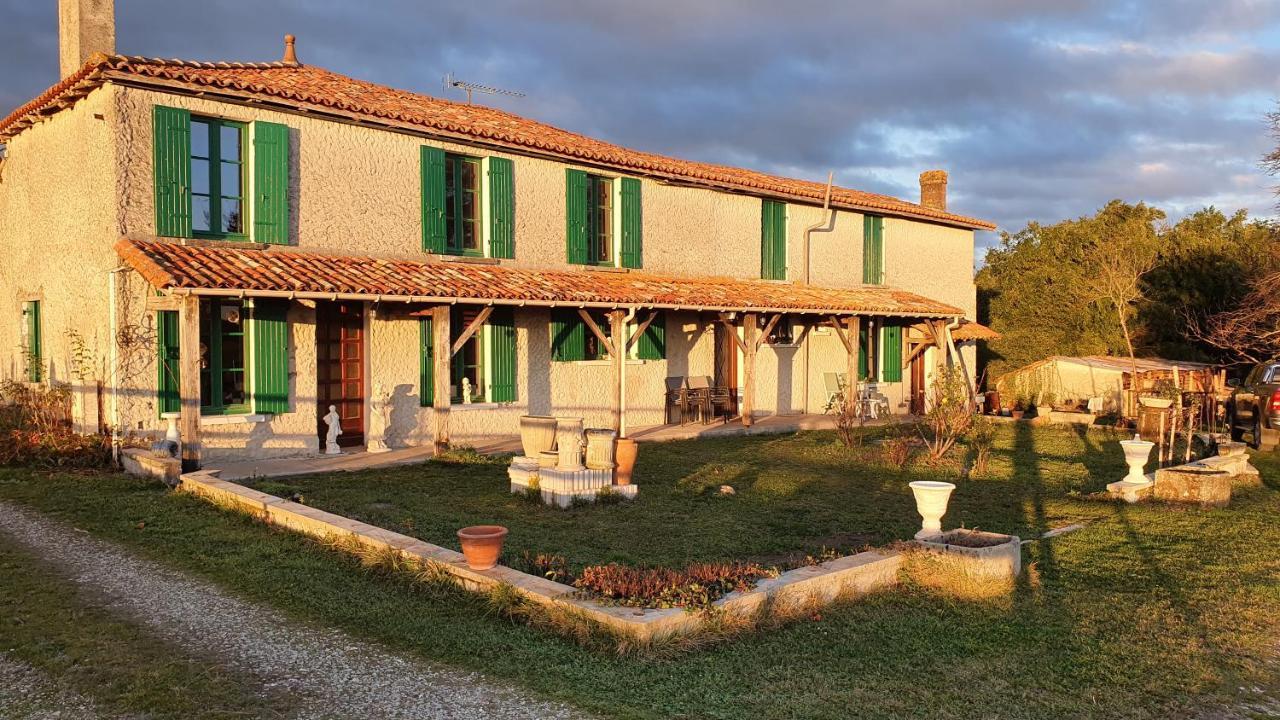 Grande Maison Avec Jardin, Animaux,Au Calme Yviers Esterno foto