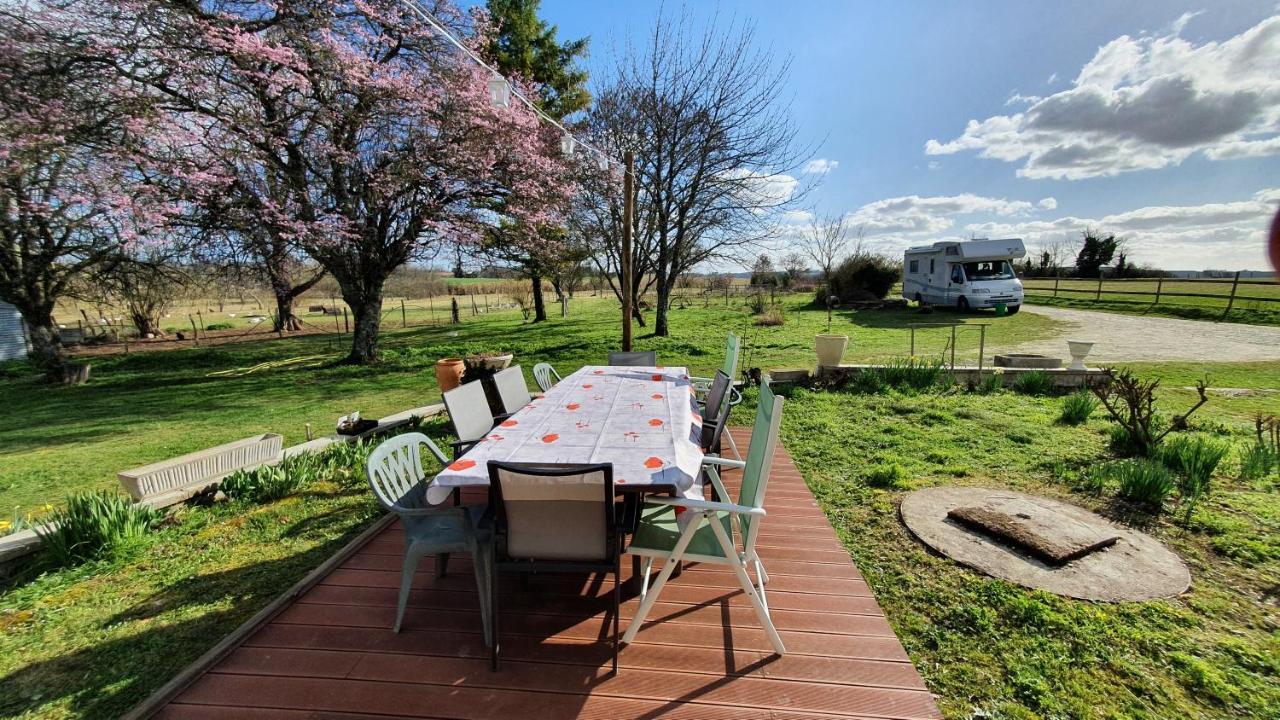 Grande Maison Avec Jardin, Animaux,Au Calme Yviers Esterno foto